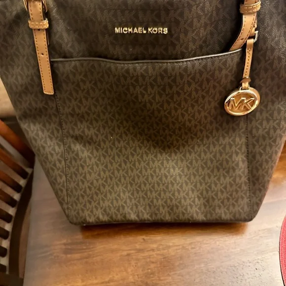 Michael Kors Large East West Tote  with matching wallet . - Picture 12 of 12